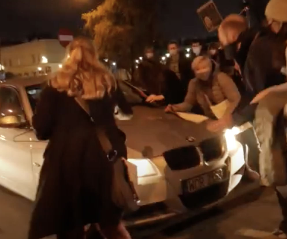 Kierowca BMW potrącił protestujących w Warszawie