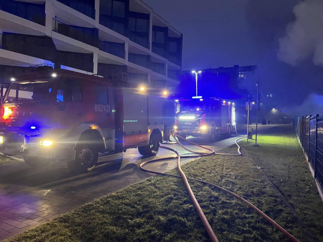 Tragiczny pożar w Zegrzu. Spłonął cały budynek. Jedna osoba nie żyje