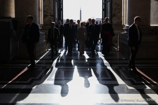 Prezydent Nawrocki z Małżonką przy grobie św. Jana Pawła II