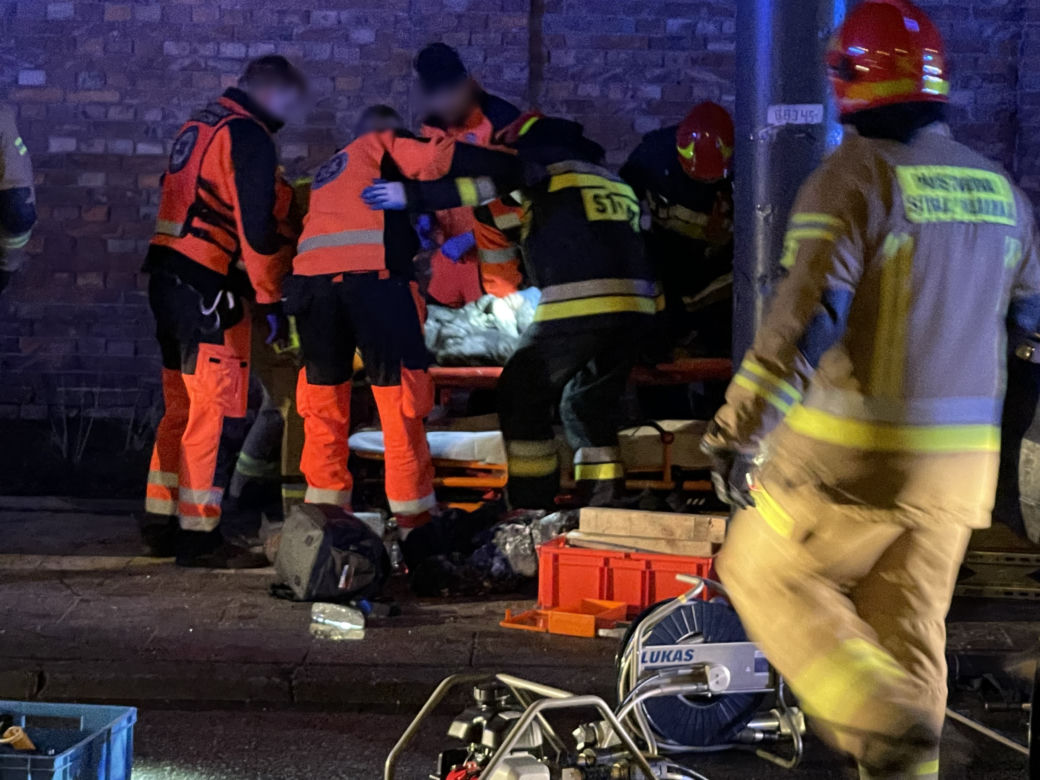  Makabra na Woli. Rozpędzonym audi huknęli w słup. 13-letniego chłopca trzeba było wycinać z wraku