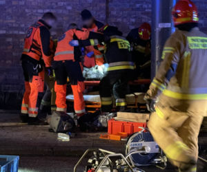  Makabra na Woli. Rozpędzonym audi huknęli w słup. 13-letniego chłopca trzeba było wycinać z wraku