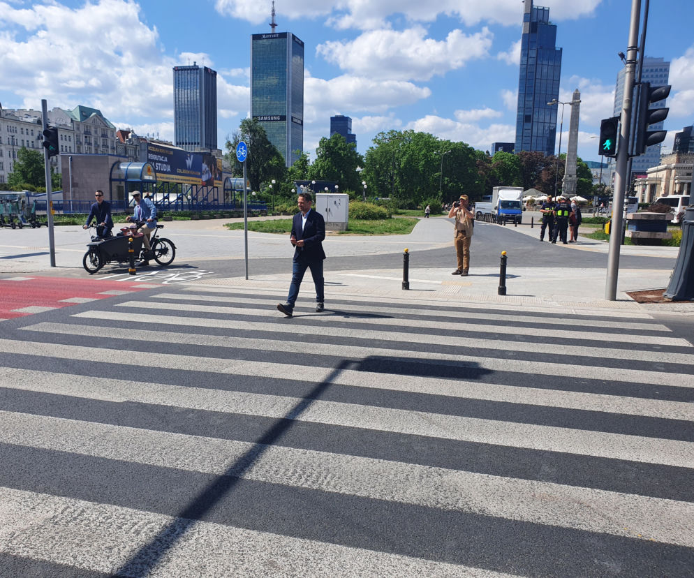 Zmiany na rondzie Dmowskiego! Przybyło przejść dla pieszych