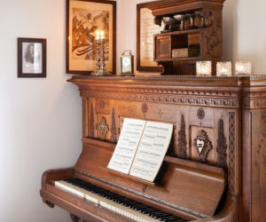 Pianino w stylu zakopiańskim
