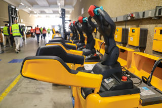 Napęd elektryczny czy spalinowy? Jak wybrać wózek widłowy do hali przemysłowej?