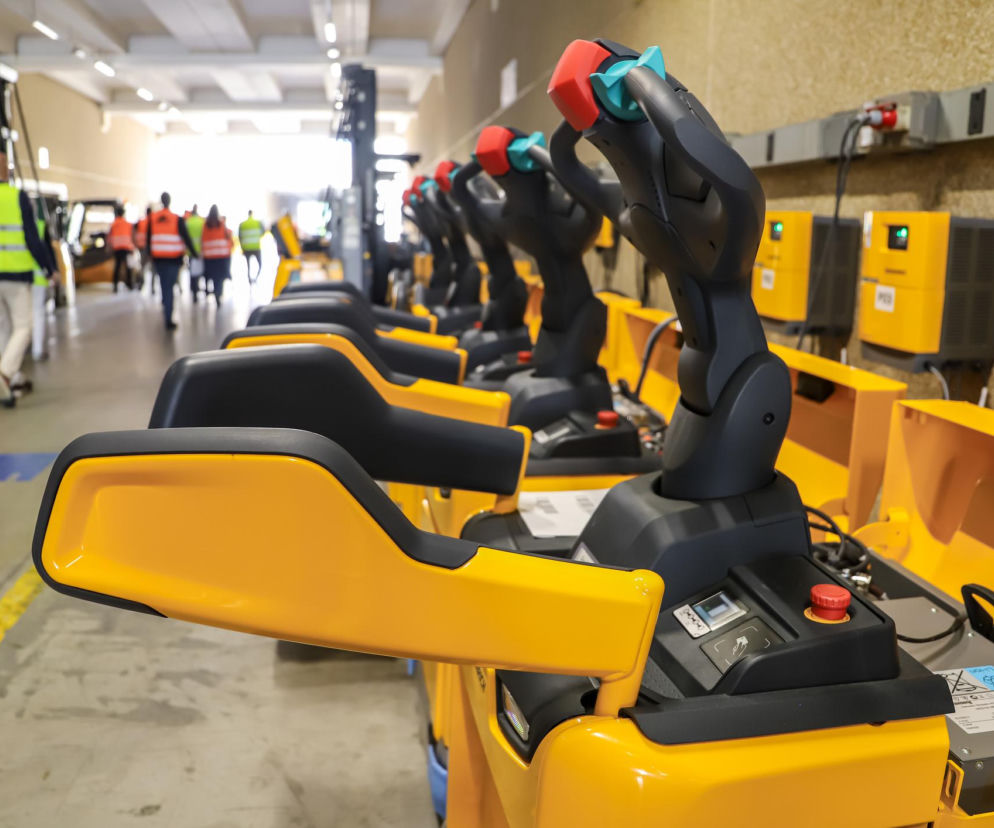 Wózek widłowy – na co zwrócić uwagę przy wyborze napędu 