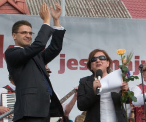 Beata Kempa śpiewa na wiecu PiS w Łomży 