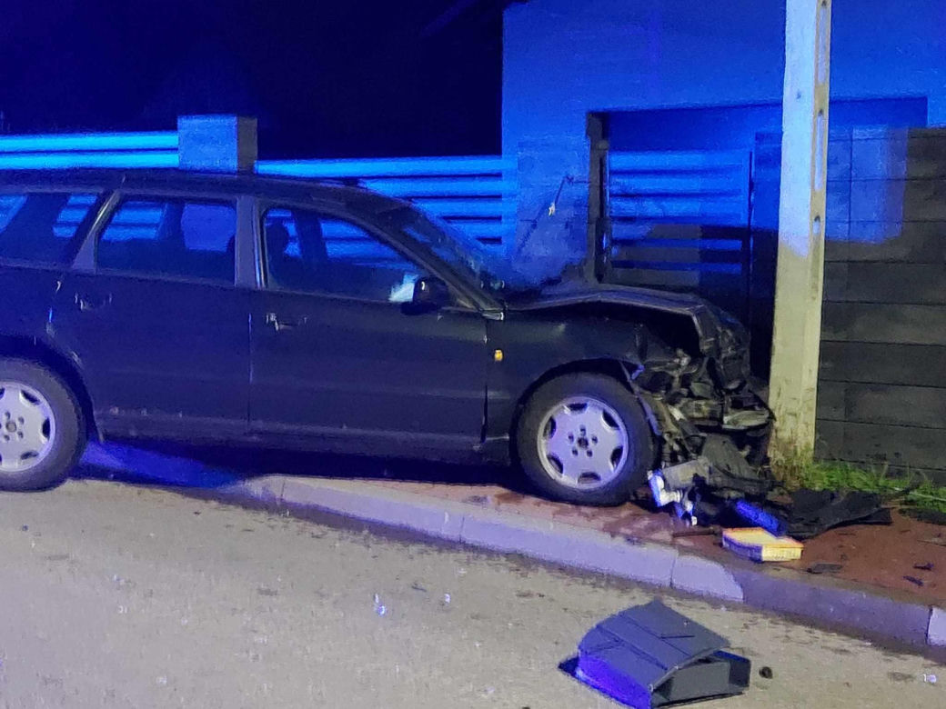 Nocny wypadek na Moniuszki w Starachowicach. Kierowca Audi uciekł z miejsca zdarzenia