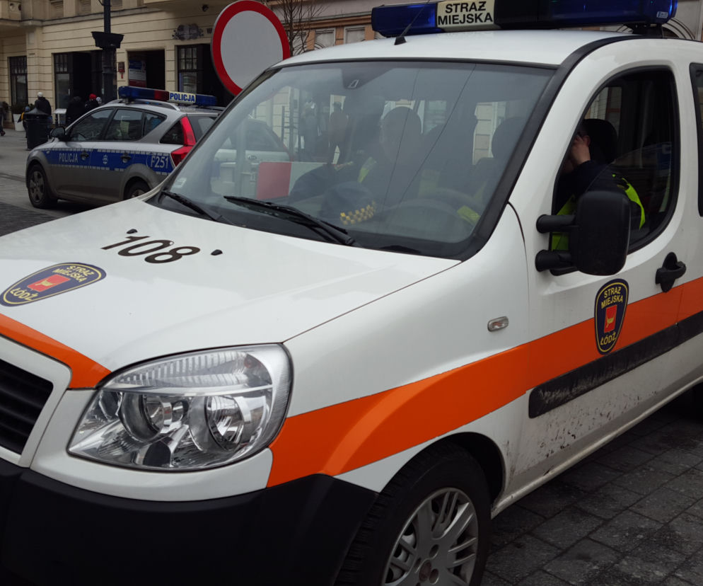 Strażnicy miejscy z certyfikatami ratowników