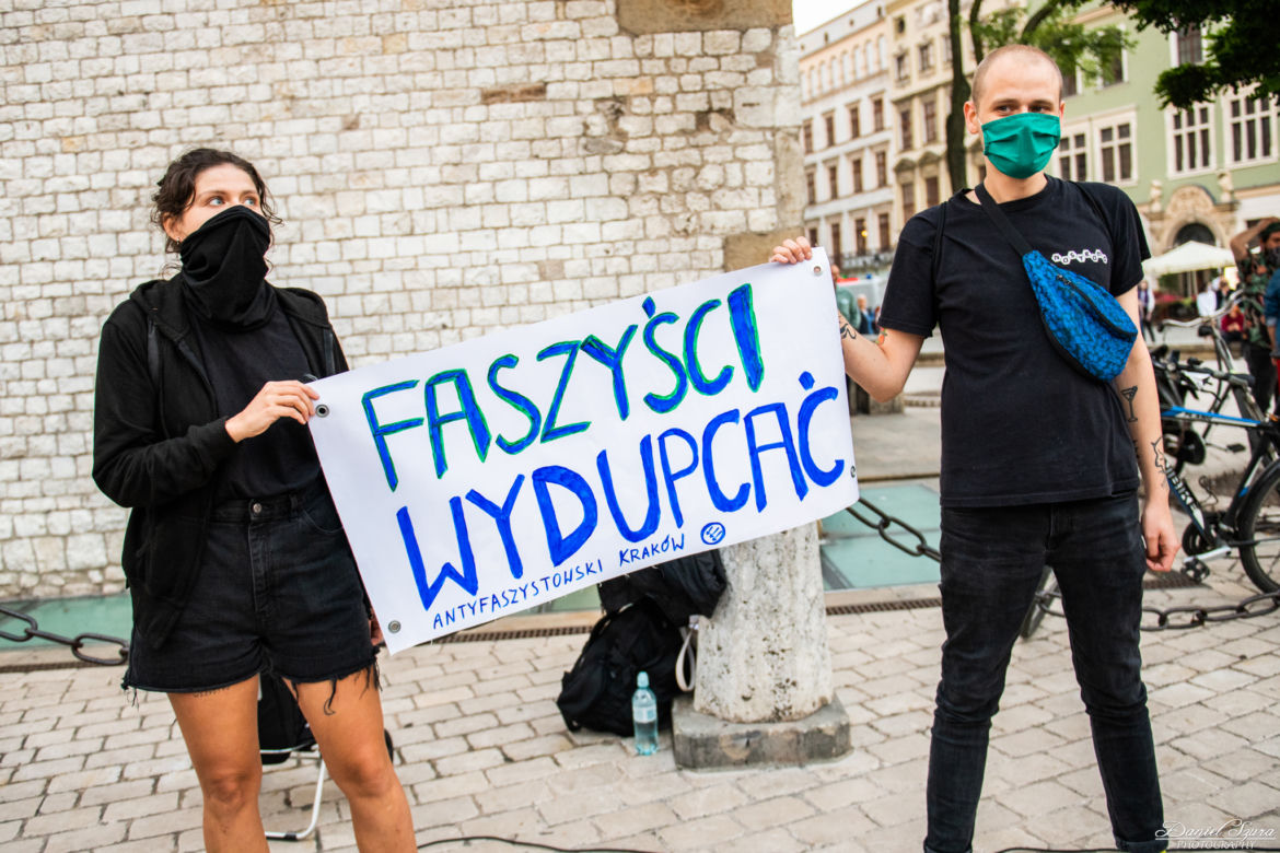 Demonstracja LGBT i narodowców na krakowskim Rynku