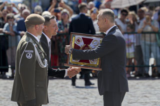 Prezydent wręczył sztandar 18. Brygadzie Obrony Terytorialnej. Nawrocki wzruszająco o poświęceniu żołnierzy