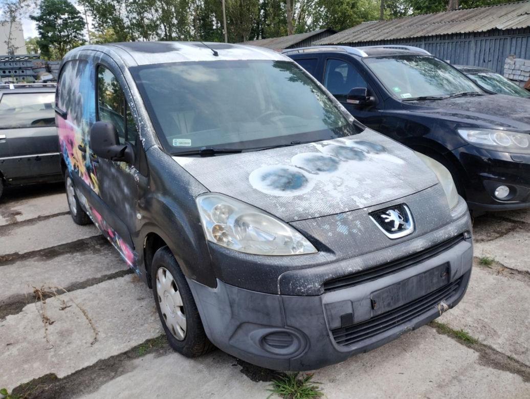 Drogowcy znów sprzedają wraki z ulicy. Wśród nich jest Chrysler w kwiatki