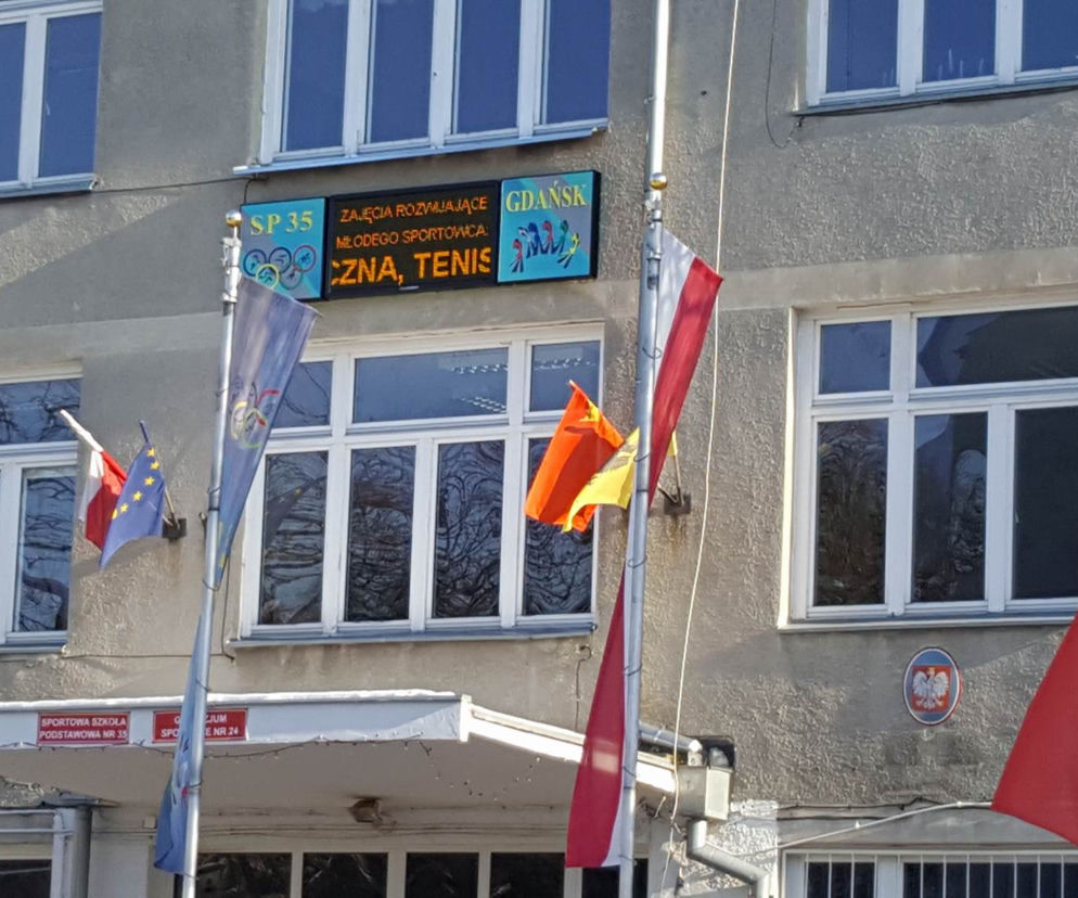 Baner przy SP nr 35 w Gdańsku przeszkadza mieszkańcom i uczniom