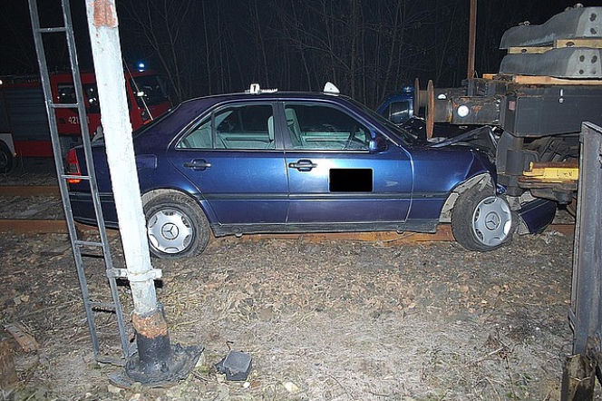DĘBICA: Pijany taksówkarz jechał po torach