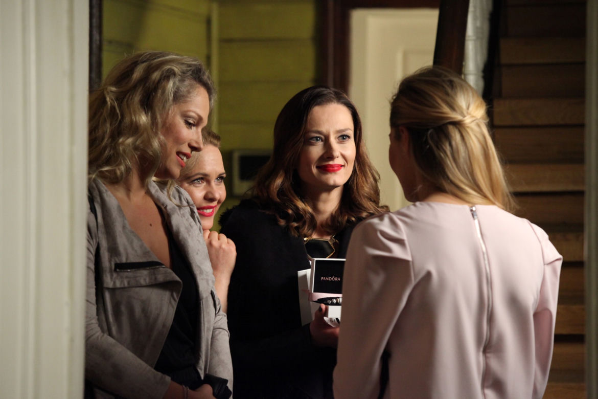 Przyjaciółki 5 sezon odc. 62. Inga (Małgorzata Socha), Zuza (Anita Sokołowska), Anka (Magdalena Stużyńska), Patrycja (Joanna Liszowska)