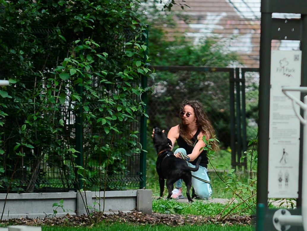 Michał Szpak na spacerze ze swoim adoptowanym kundelkiem
