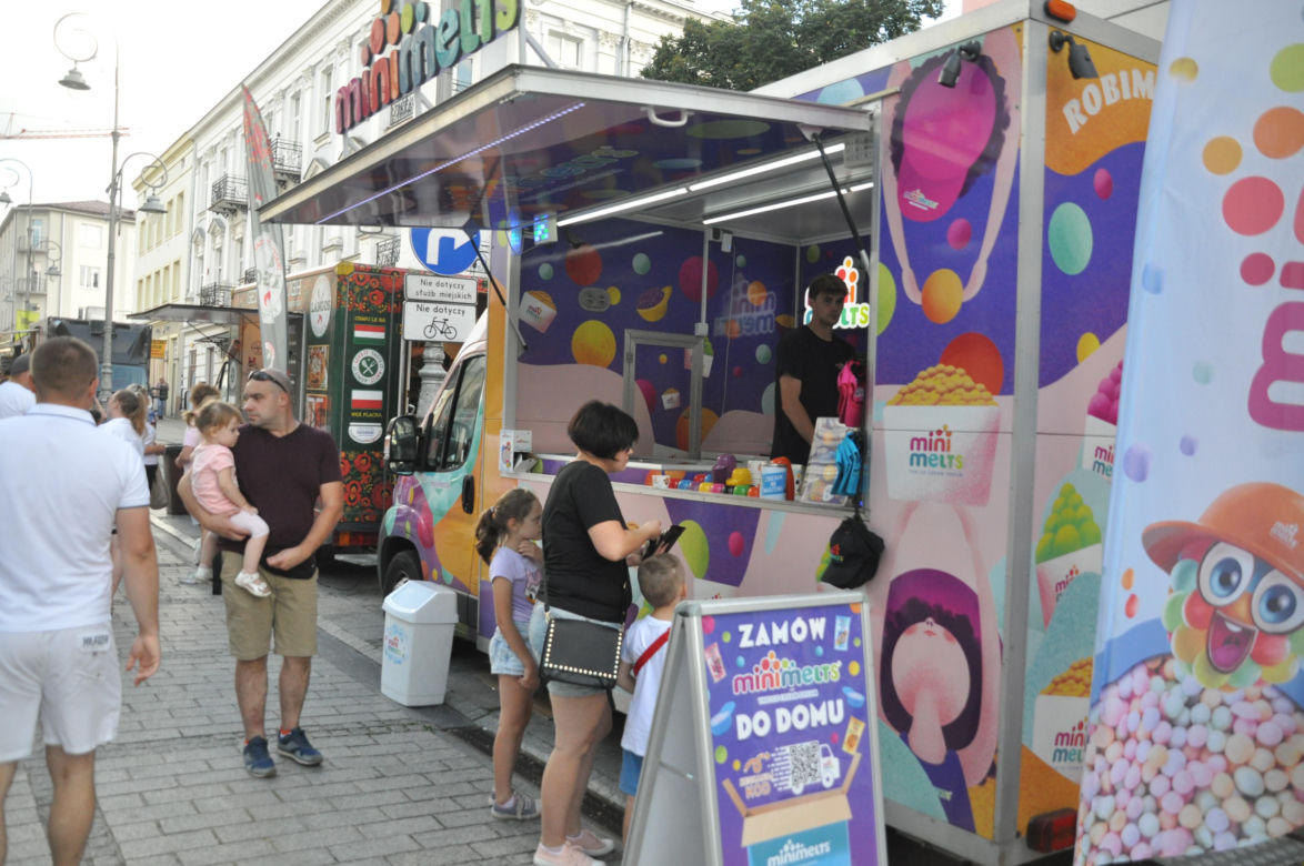 Ostatnia niedziela lata 2023 w Kielcach. Tłumy w centrum miasta