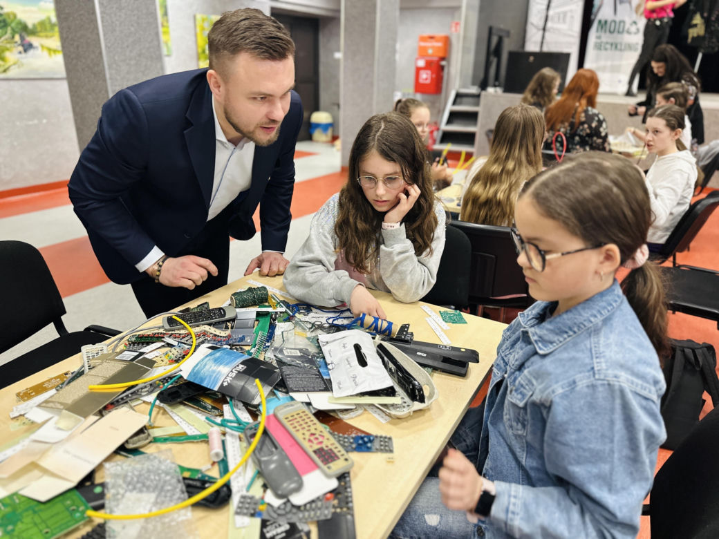 Szykowne śmieci – projekt „Moda na recykling” w gminie Mordy