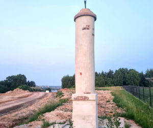 Kolumna z 1843 roku stanęła na drodze obwodnicy. Kryła historię zburzonego kościoła