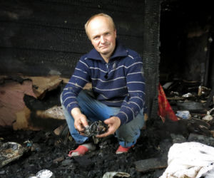 Marek Kierzkowski we wnętrzu swojego spalonego domu