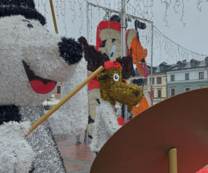 Bajkowa instalacja przed zamojski ratuszem