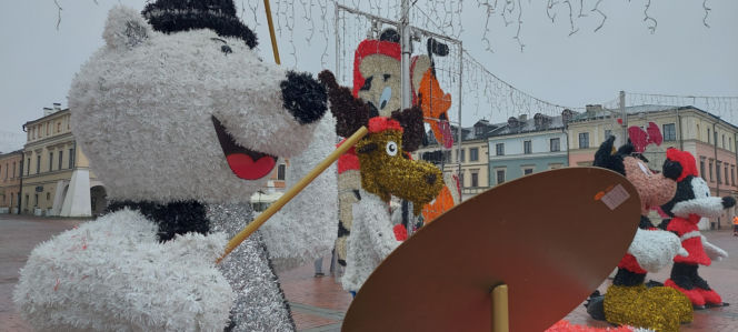 Bajkowa instalacja przed zamojski ratuszem