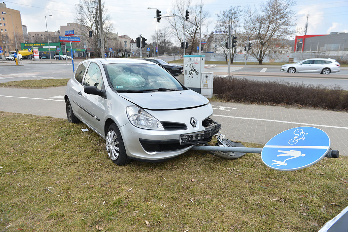 Wypadek na Gocławiu. Mężczyzna uwięziony w aucie! 