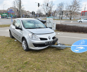 Wypadek na Gocławiu. Mężczyzna uwięziony w aucie! 