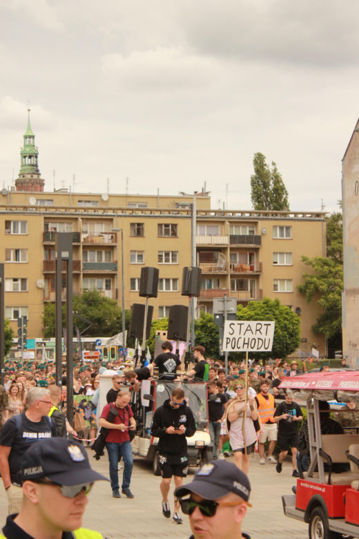 Studenci opanowali Wrocław. Pochód juwenaliowy przeszedł ulicami miasta. Było śpiewająco! [ZDJĘCIA]