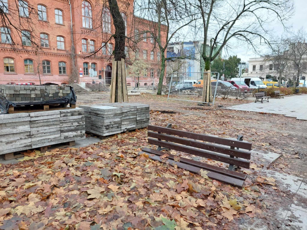 Plac Wolności to ciągle plac budowy. Przed kościołem mają być jak najlepsze warunki do handlu kwiatami [WIZUALIZACJE, ZDJĘCIA]