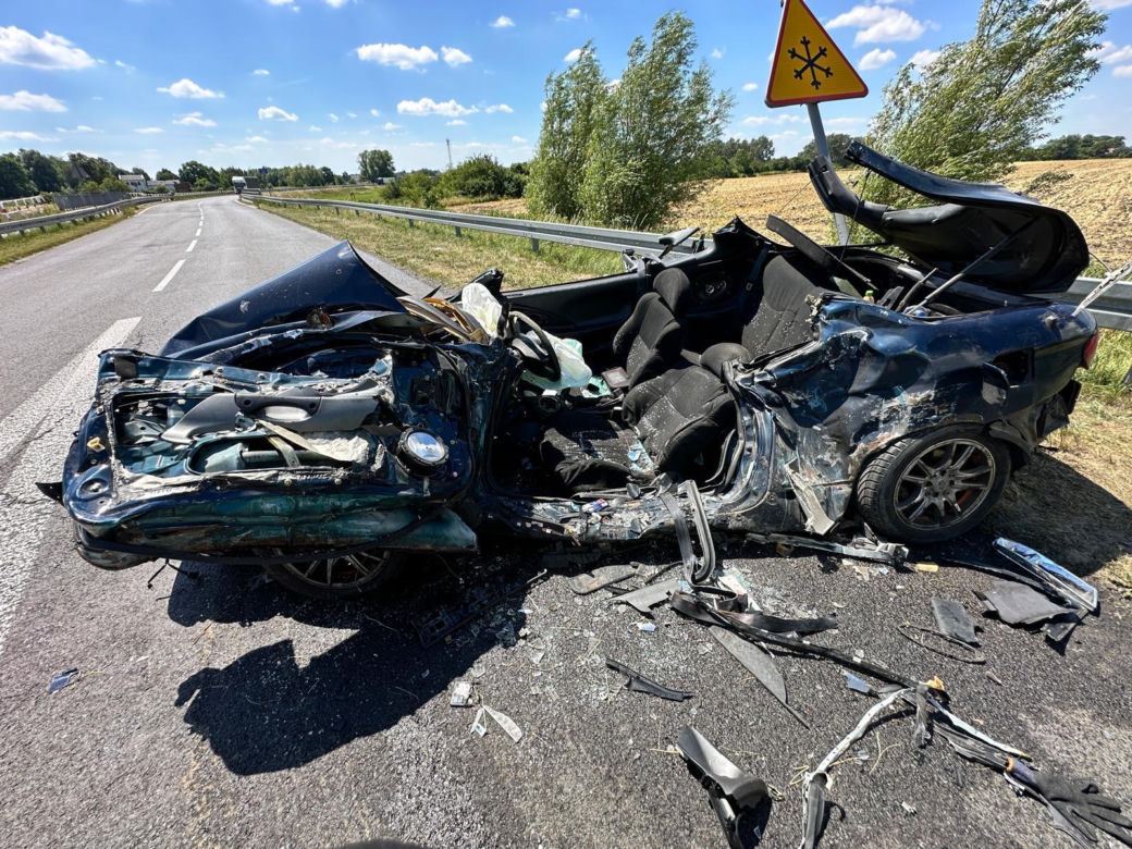 Wypadek w Elżbietowie. Tir roztrzaskał osobówkę. W tym samym miejscu zginęło troje dzieci i ich mamy