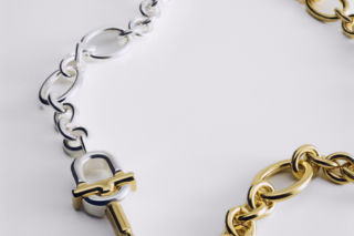 Biżuteria na prezent: ponadczasowy gest miłości i elegancji