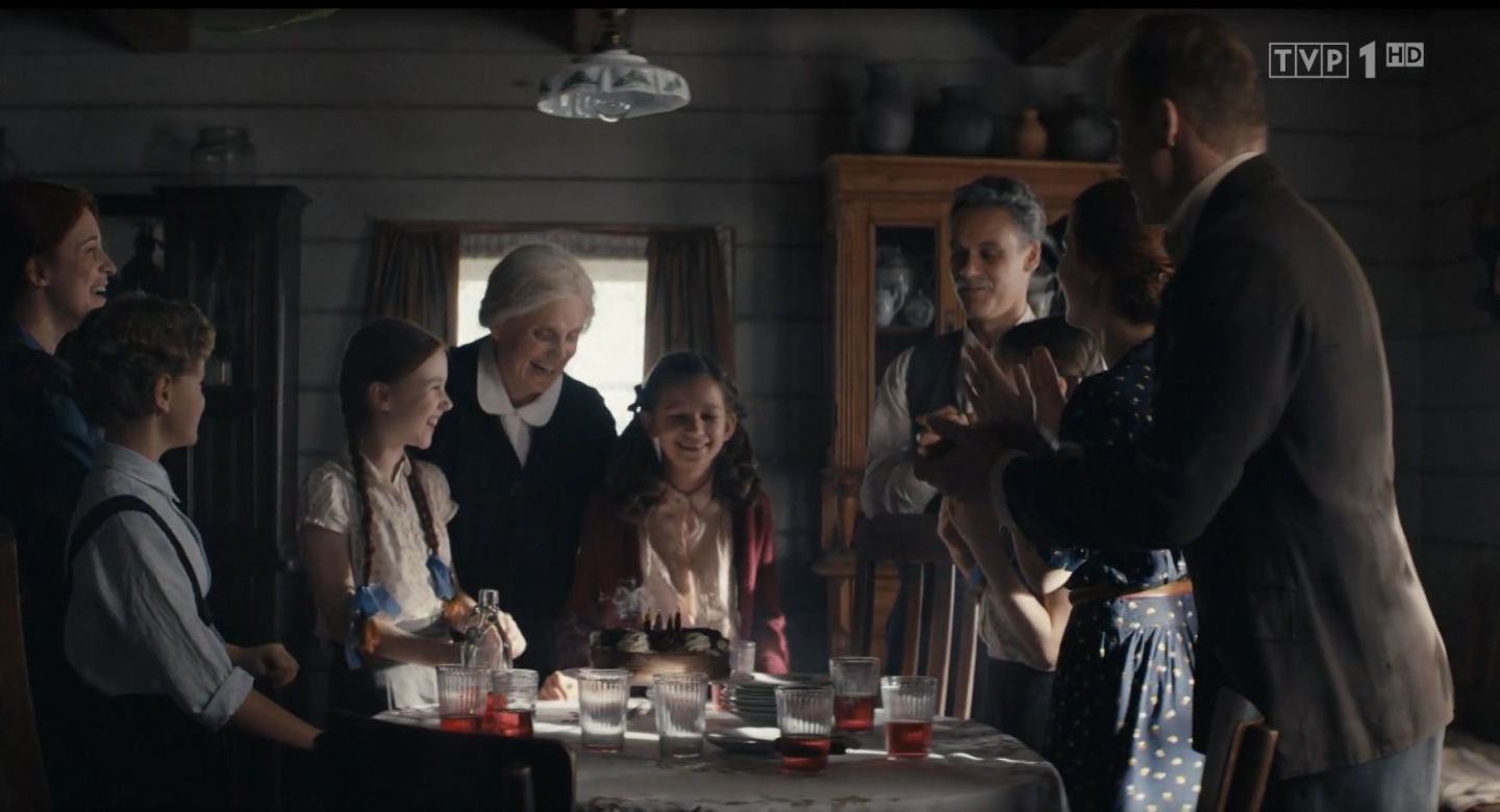 Stulecie Winnych, sezon 2, odcinek 22: Ryszard (Piotr Rogucki), Mania (Karolina Bacia), Bronia (Kinga Preis), Stanisław (Jan Wieczorkowski), Kasia (Ekaterina Krakovnaia), Basia (Veronica Voytsethovska)