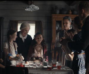 Stulecie Winnych, sezon 2, odcinek 22: Ryszard (Piotr Rogucki), Mania (Karolina Bacia), Bronia (Kinga Preis), Stanisław (Jan Wieczorkowski), Kasia (Ekaterina Krakovnaia), Basia (Veronica Voytsethovska)