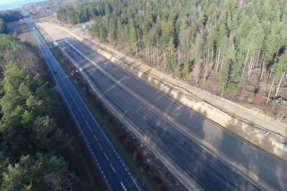 Pierwsze odcinki podbudowy bitumicznej i nawierzchni na obwodnicy Wąchocka