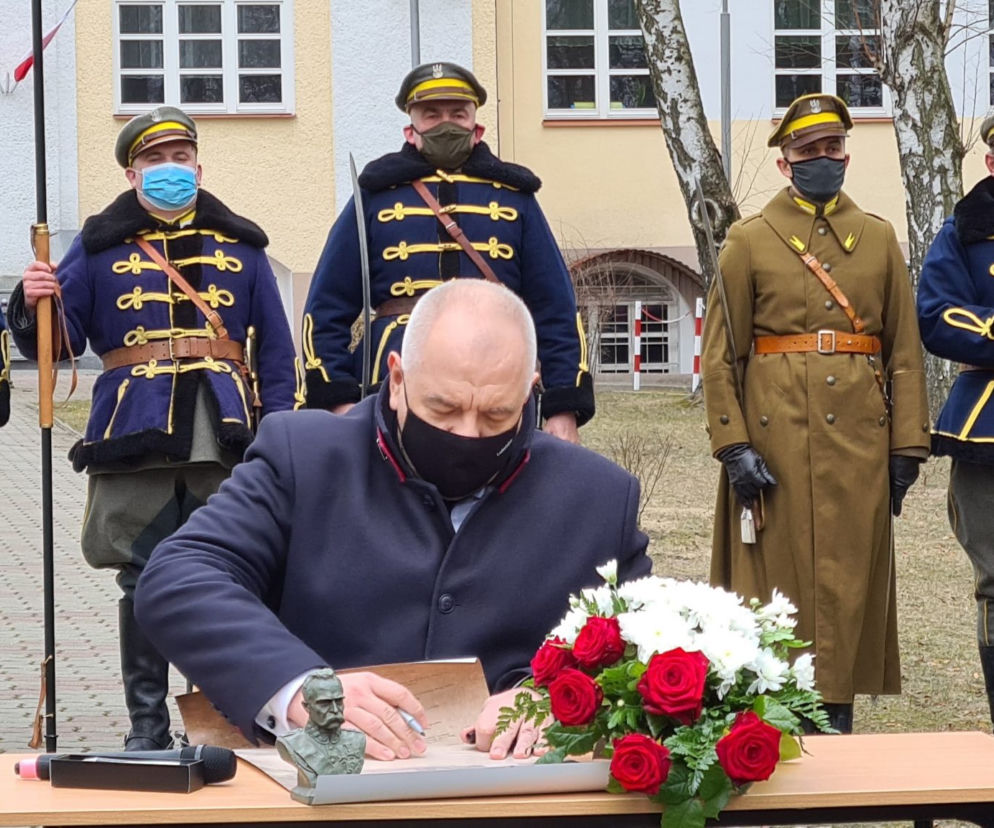 Jacek Sasin podpisuje akt erekcyjny pod budowę Łuku Triumfalnego. 