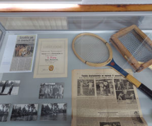 Sportowe pamiątki kaliszan na wystawie w bibliotece