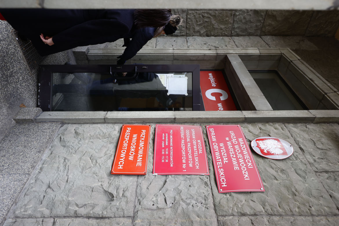 Ogromne kolejki przed urzędami. Mieszkańcy rzucili się po paszporty