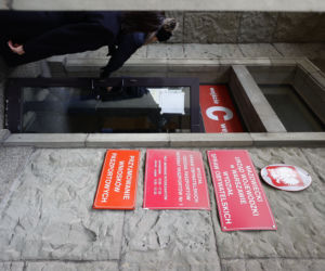 Ogromne kolejki przed urzędami. Mieszkańcy rzucili się po paszporty