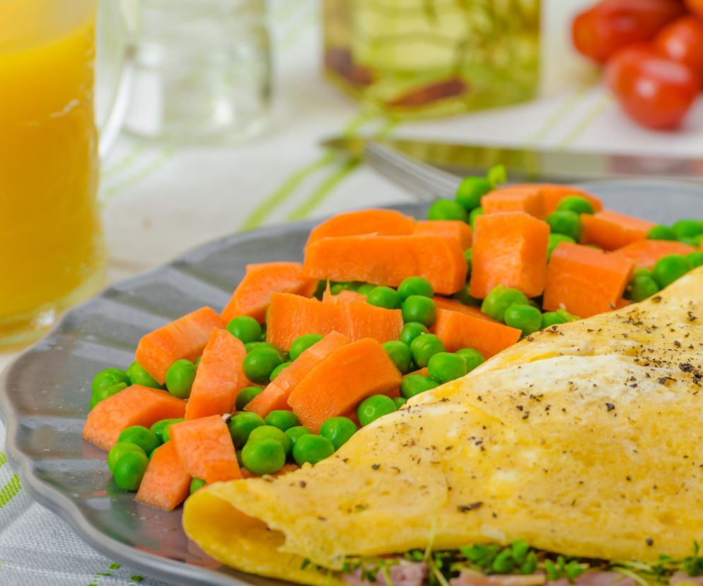 Omlet biszkoptowy z marchewką i groszkiem