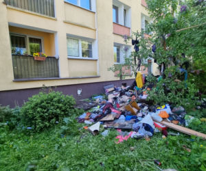 Koszalin: Pożar mieszkania. Kobieta wyskoczyła z  balkonu na drugim piętrze