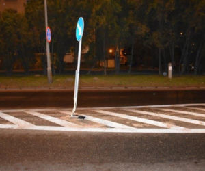 Młody kierowca wpakował się swoim BMW w znak drogowy. Odpowie na poważniejsze przestępstwo