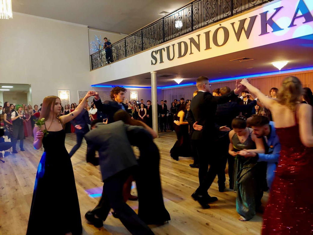 Dwa polonezy na studniówce bydgoskiej Handlówki. W jednym pomogli nauczyciele