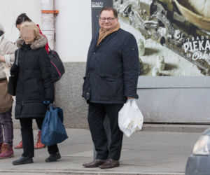 Ukryl żonę, robi za nianię