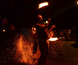 Pokaz fireshow w wykonaniu tancerzy i tancerek Teatru Ognia „Mantra” z Makowa Mazowieckiego