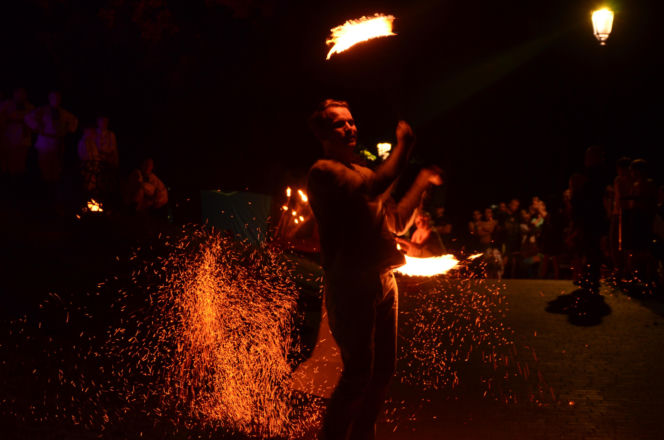 Pokaz fireshow w wykonaniu tancerzy i tancerek Teatru Ognia „Mantra” z Makowa Mazowieckiego