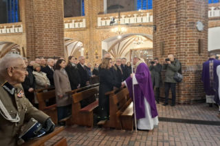 Kołobrzeg pamięta o bohaterach. 81. rocznica walk i zaślubin Polski z Morzem
