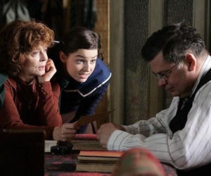 CZAS HONORU. Lena (Agnieszka Więdłocha), Sabina Sajkowska (Anna Romantowska), Leon Sajkowski (Krzysztof Globisz)