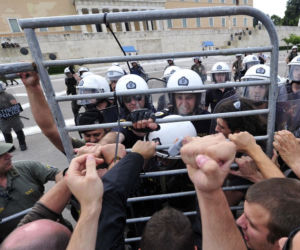 Grecja: Protest pod parlamentem w Atenach – policja OBRZUCONA JOGURTEM - ZDJĘCIA