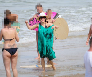 Kasia Cichopek z rodziną na plaży