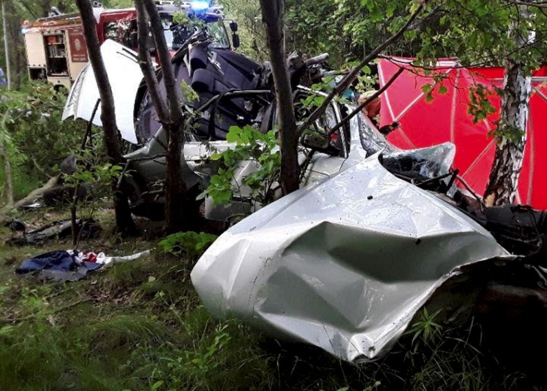 Łódź. Koszmarny wypadek 28-latka na ul. Frezjowej. Z BMW nic nie zostało 